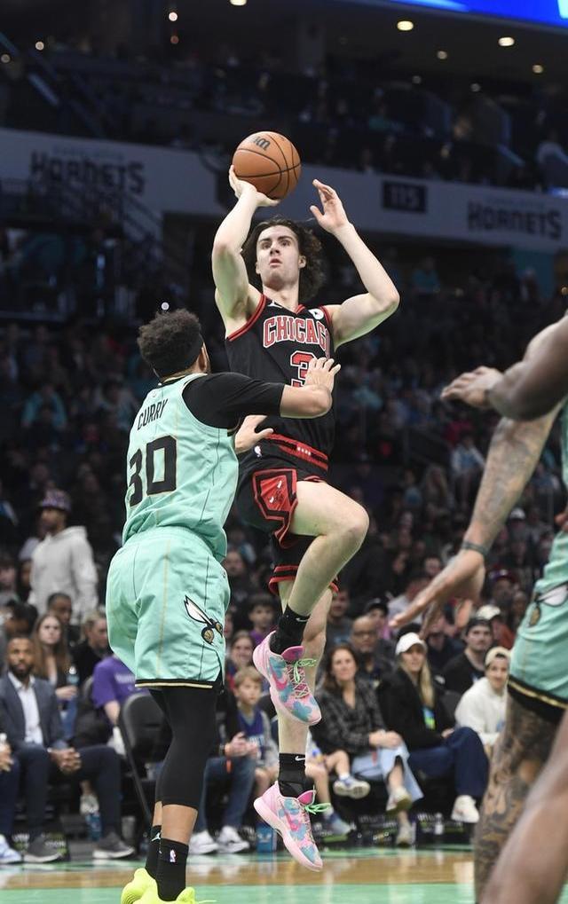 夏洛特黄蜂发布备战花絮；冲刺阶段主帅复盘；足总杯任务艰巨；年轻球员得到机会的简单介绍